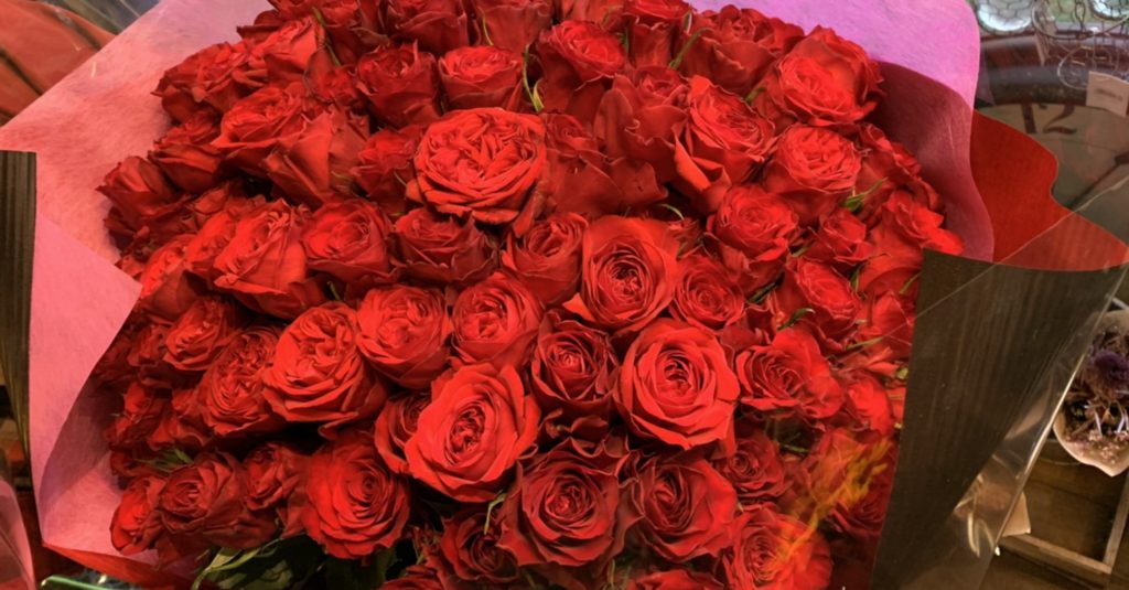 薔薇 バラ 100本の花束を贈りたい方必見 意味と値段や相場 知らないと後悔するかも 東京 吉祥寺のフラワーセラピーを取り入れたお花屋さん Heartfelt Flowers 花心
