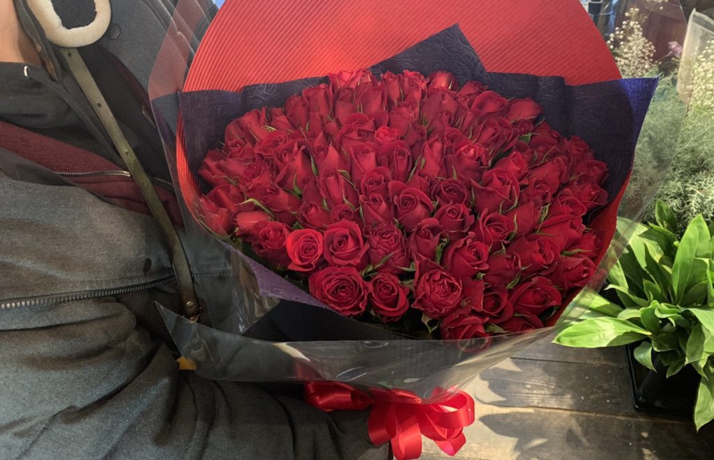 薔薇 バラ 100本の花束を贈りたい方必見 意味と値段や相場 知らないと後悔するかも 東京 吉祥寺のフラワーセラピーを取り入れたお花屋さん Heartfelt Flowers 花心