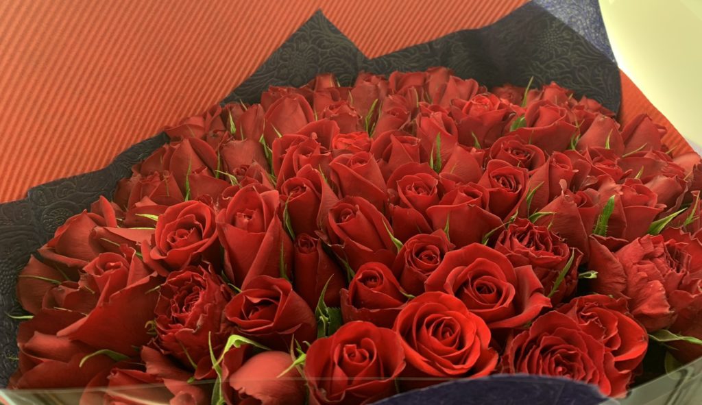 薔薇 バラ 100本 108本の花束を贈りたい方必見 意味と値段や相場 知らないと後悔するかも 東京 吉祥寺のフラワーセラピーを取り入れたお花屋さん Heartfelt Flowers 花心